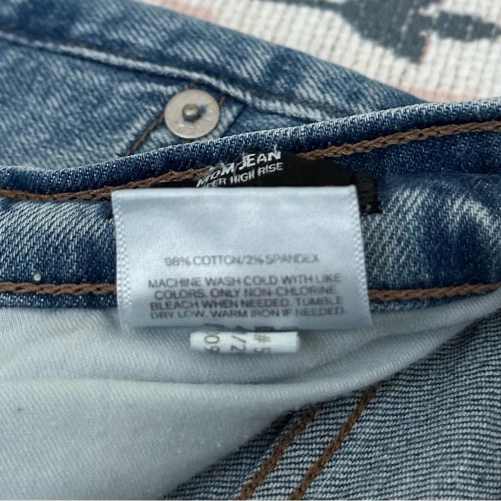 Express Stretch Ripped Mom Jean Super High Rise - Picture 10 of 14